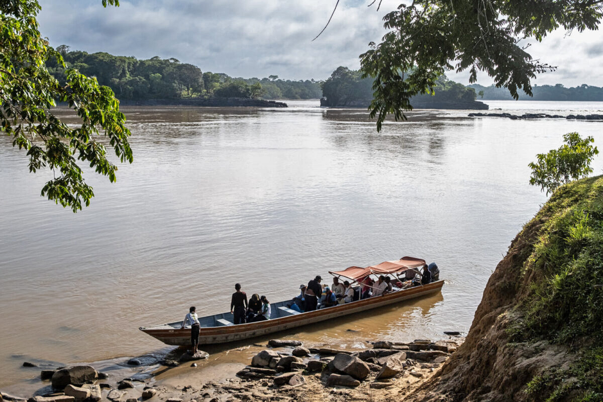 The Caquetá River serves as a vital transportation route for communities in the eastern Colombian Amazon. Image by Víctor Galeano.